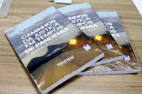 Livro  "Caminhos da Justiça em Tempos de Pandemia: Memórias de um Corregedor" (Foto: Maurício Ferry/DP Foto)