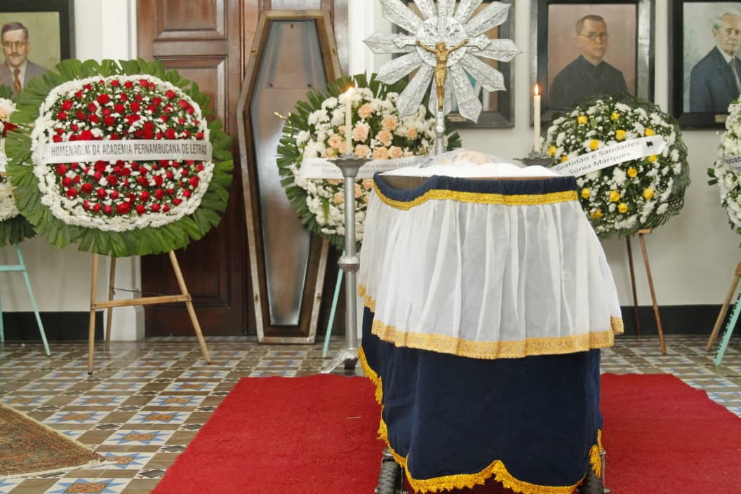 Velório de Raimundo Carrero foi realizado na Academia Pernambucana de Letras  (Foto: Maurício Ferry/DP Foto)