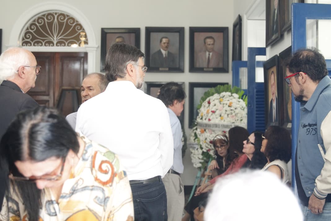 Velório de Raimundo Carrero foi realizado na Academia Pernambucana de Letras (Foto: Maurício Ferry/DP Foto)