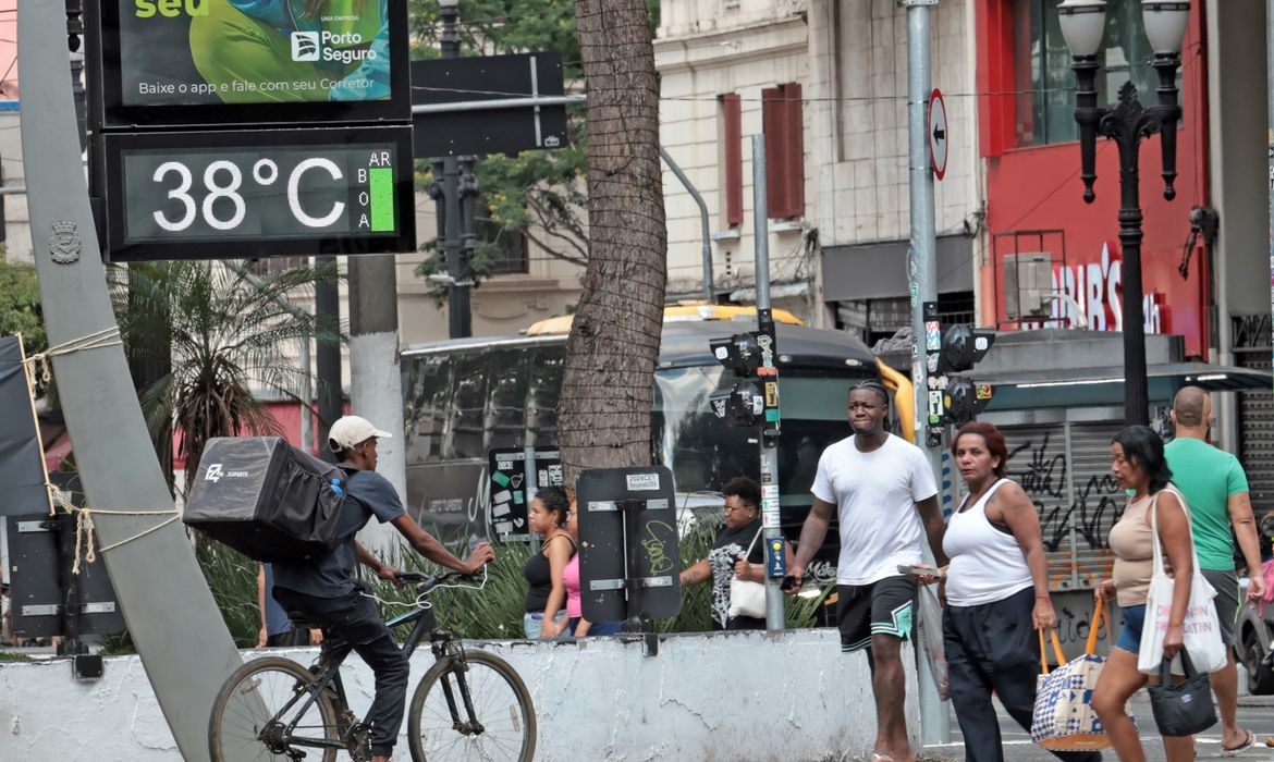 Segundo a pesquisa, a maioria dos municípios brasileiros registrou aumento na frequência e na intensidade das ondas de calor entre 2000 e 2019/PAULO PINTO/AGÊNCIA BRASIL