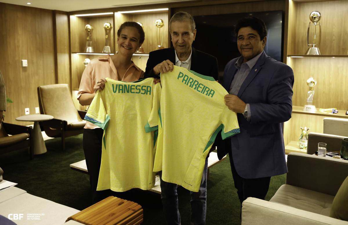 Carlos Alberto Parreira (centro) em visita à CBF em 2025/@rafaelribeirorio/CBF