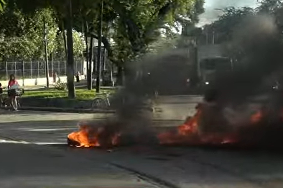 Manifestantes interditaram um trecho da Avenida Recife, na Zona Oeste do Recife, na manhã desta quarta-feira (17)/Reprodução de vídeo/TV Guararapes