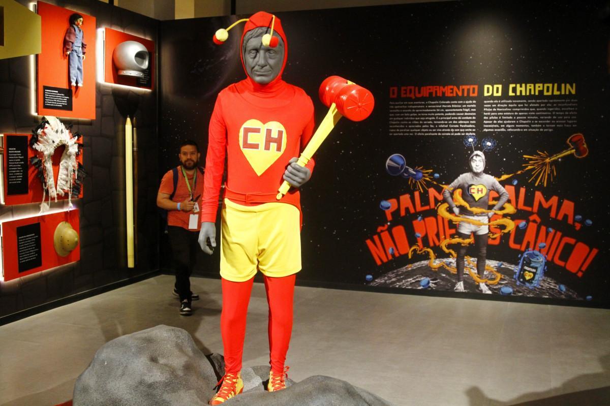 Famosa marreta do Chapolin Colorado está exposta na mostra (Foto: Maurício Ferry/DP Foto)