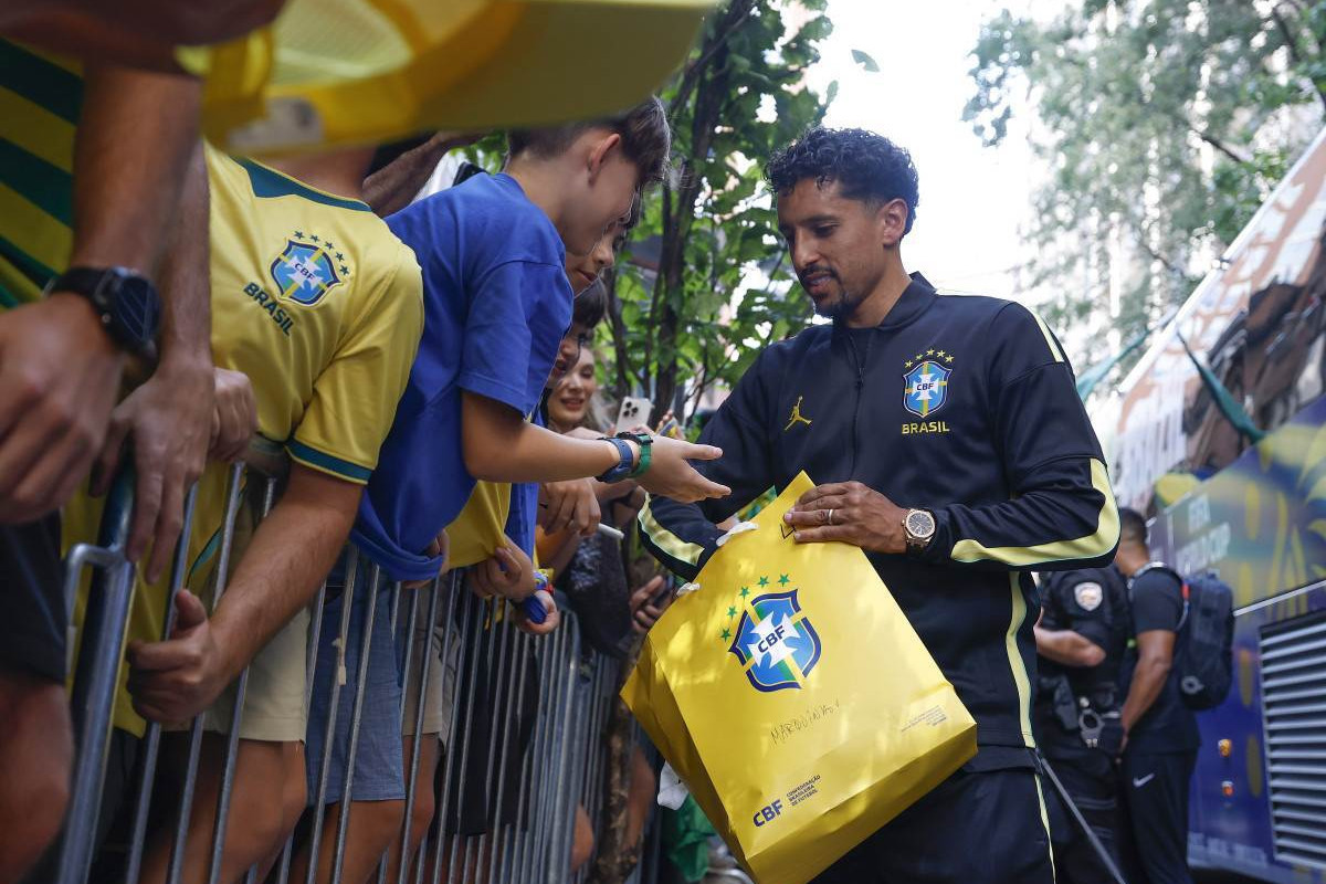 Marquinhos, zagueiro da seleção brasileira, em desembarque na Filadélfia/Rafael Ribeiro/CBF
