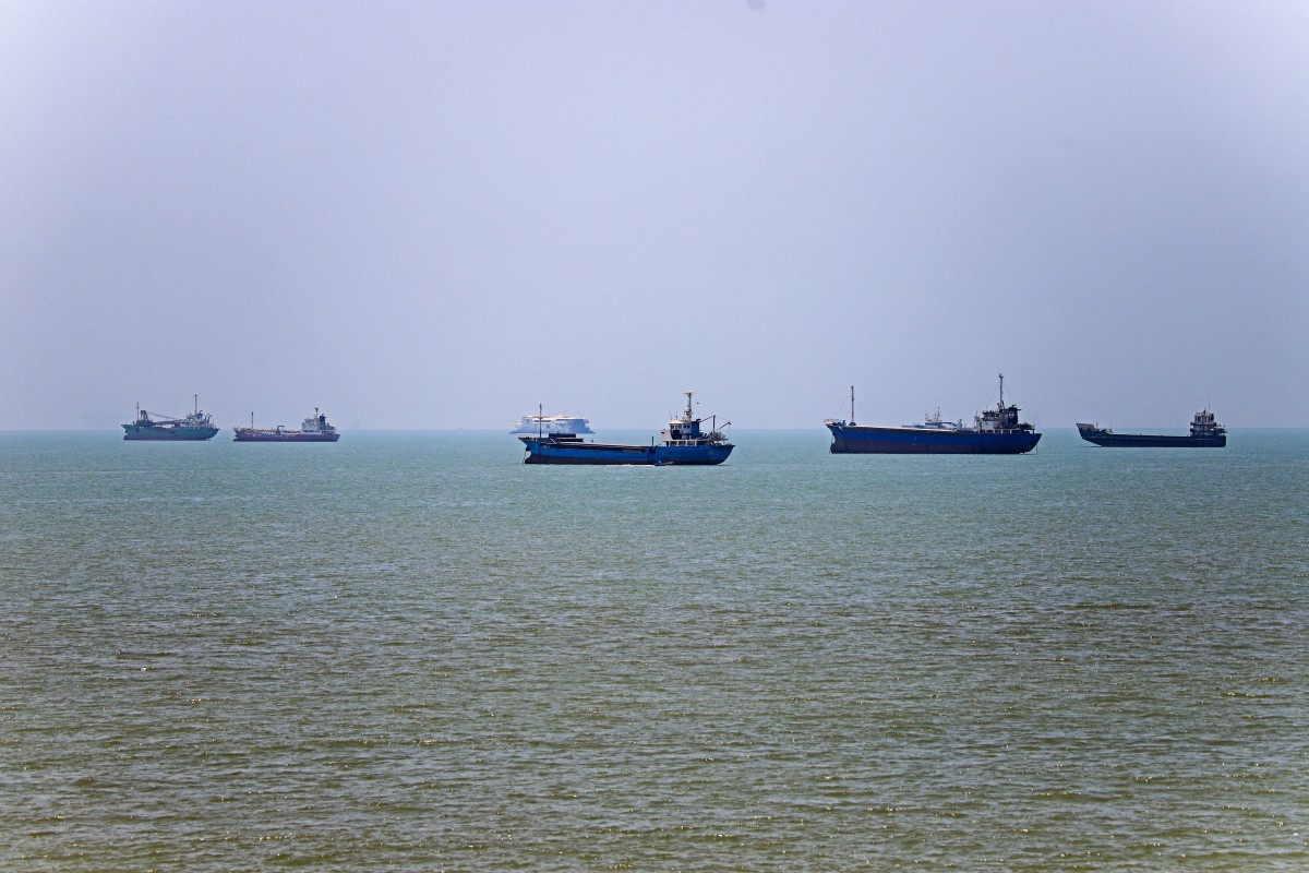  Embarcações aparecem ancoradas em Bandar Abbas, ao longo do Estreito de Ormuz/Amirhossein Khorgooei/ISNA/AFP
