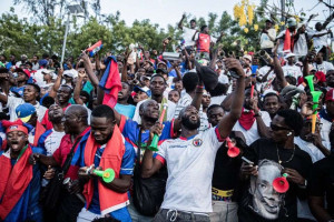 Torcida do Haiti em Porto Pr&iacute;ncipe durante jogo da Copa do Mundo