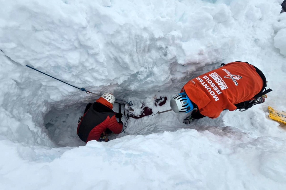 Equipes de resgate durante operação para recuperar os corpos de alpinistas no Tocllaraju, pico de 6.034 metros no Peru/ Handout/Peruvian National Police/AFP