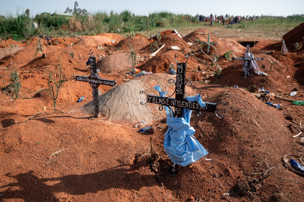 Vista geral do cemitério de Nyamurongo, localizado no bairro de Ndibakodu, República Democrática do Congo/Jospin Mwisha / AFP