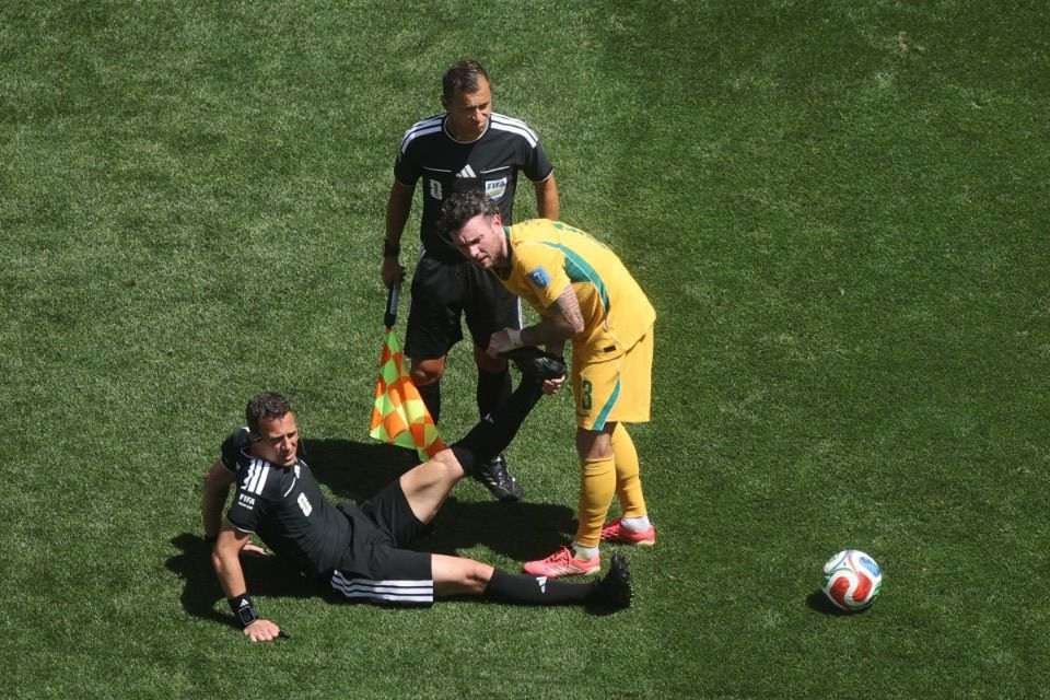 Árbitro sente câimbra e interrompe partida entre Estados Unidos e Austrália na Copa do Mundo /ALEX GRIMM / GETTY IMAGES NORTH AMERICA / GETTY IMAGES VIA AFP