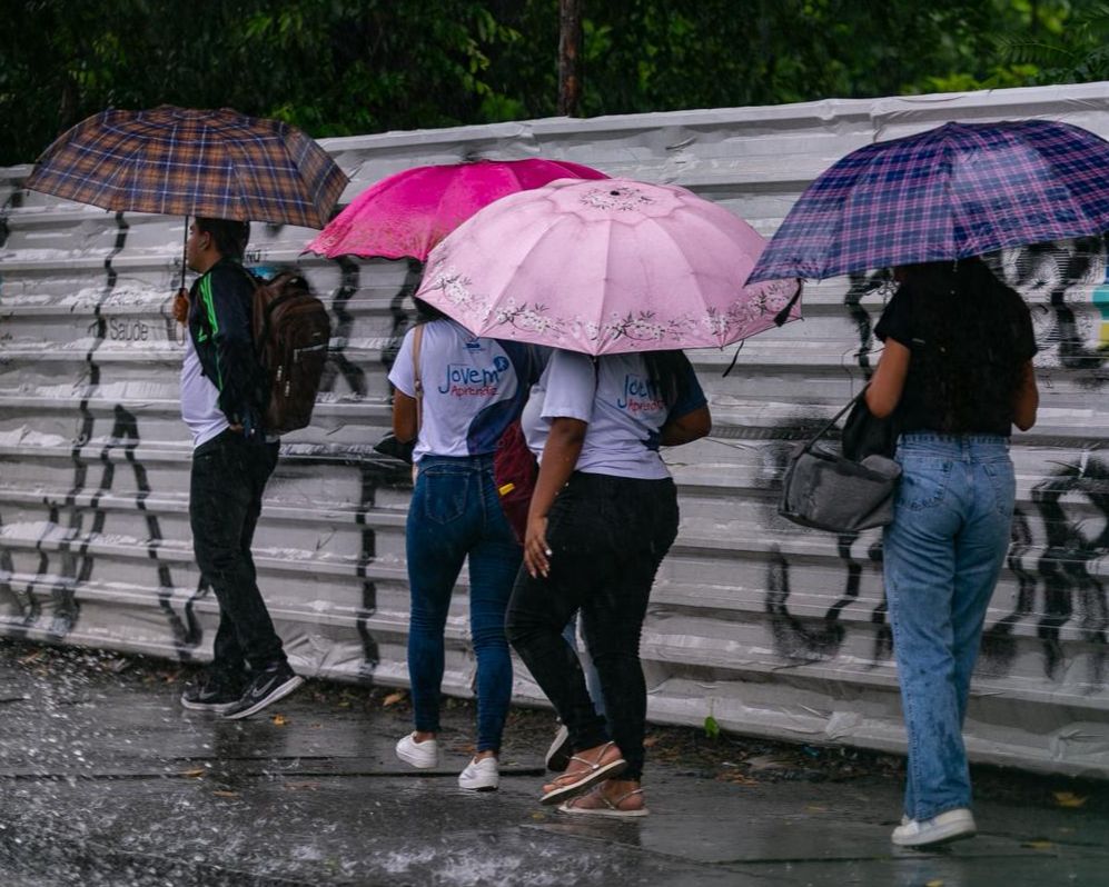 Imagem de dia de chuva no Recife/Rafael Vieira/DP Foto