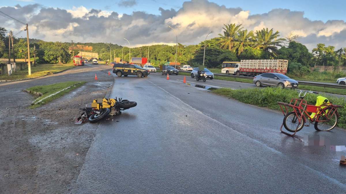 Ciclista morre após bater em motocicleta e ser atropelado por carro e micro-ônibus na BR-101, na zona oeste do Recife/Foto: Ascom/PRF