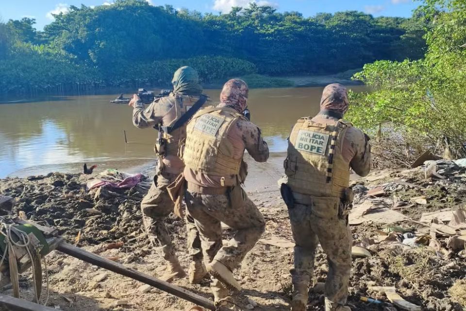 Operação teve atuação conjunta da Polícia Militar, da Polícia Civil e do Corpo de Bombeiros Militar de Pernambuco/Foto: PMPE/Divulgação