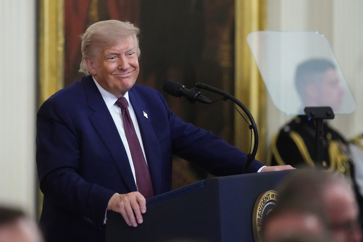 No início do mês, Trump publicou uma foto ao lado do senador e pré-candidato à Presidência, Flávio Bolsonaro (PL), na Casa Branca/Foto: AL DRAGO / GETTY IMAGES NORTH AMERICA / GETTY IMAGES VIA AFP