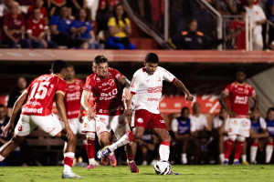 N&aacute;utico leva tr&ecirc;s gols em 17 minutos, reage, mas perde do Vila Nova pela S&eacute;rie B 