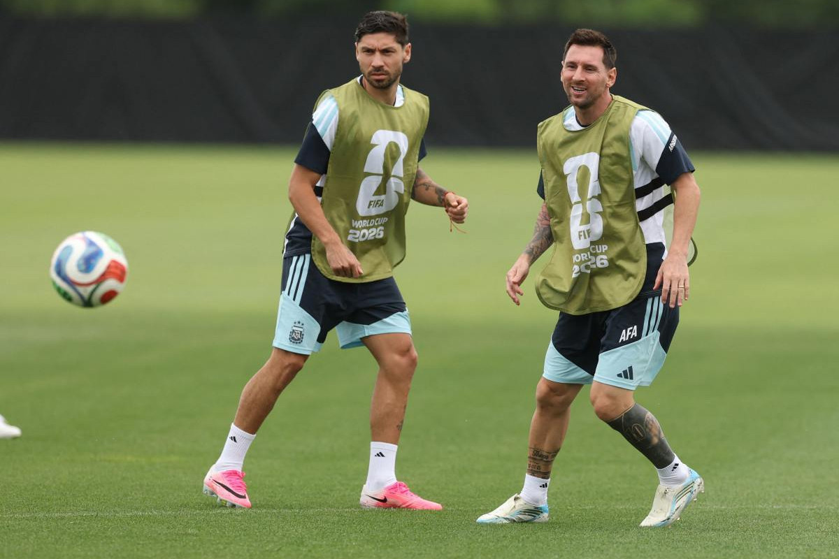 Gonzalo Montiel e Lionel Messi em treino da seleção argentina/Richard Pelham / AFP