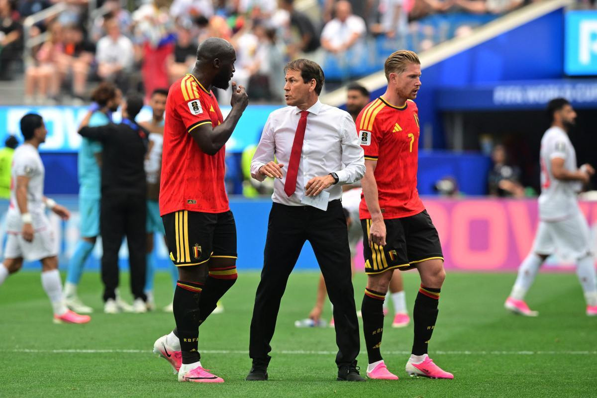 Romelu Lukaku e Kevin De Bruyne, jogadores da Bélgica na Copa do Mundo 2026, e o técnico Rudi Garcia/Frederic J. Brown / AFP