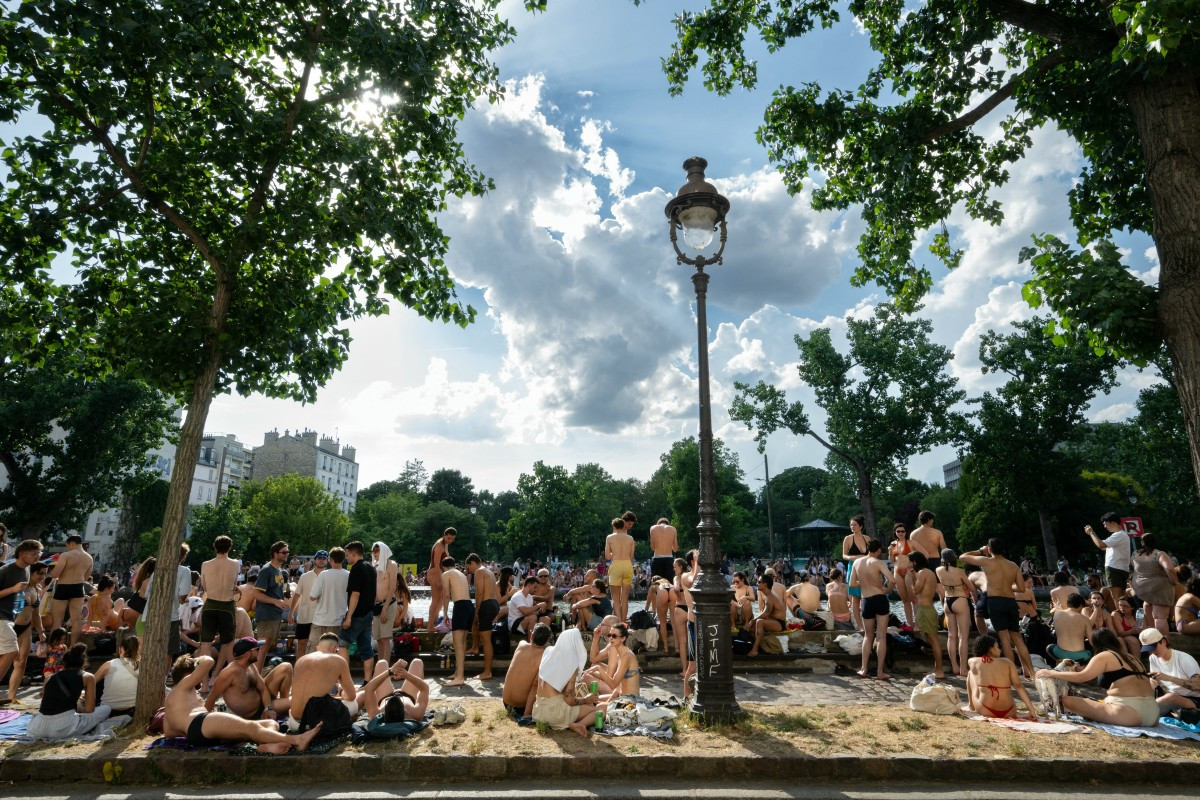  A França se preparava para enfrentar o dia mais quente até então de sua mais recente onda de calor. Temperaturas podem atingir 43 °C/ AFP