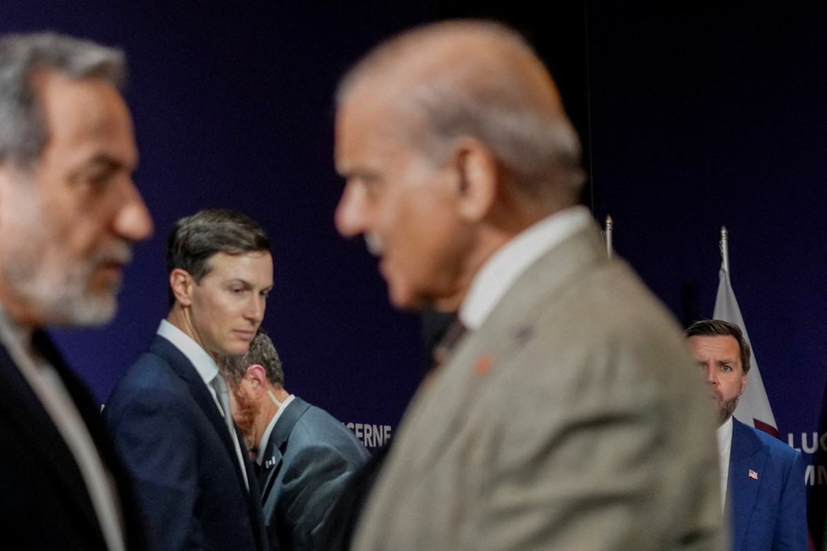 O vice-presidente dos EUA, JD Vance, observa ao lado do genro do presidente dos EUA, Donald Trump, Jared Kushner, enquanto o ministro das Relações Exteriores do Irã, Abbas Araqchi, aperta a mão do primeiro-ministro do Paquistão, Shehbaz Sharif/NATHAN HOWARD/POOL/AFP