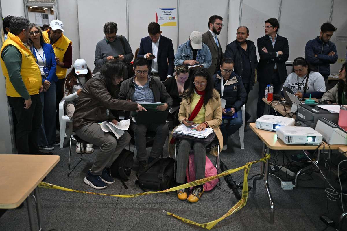 Advogados e observadores participam da apura&ccedil;&atilde;o dos votos em Corferias, o maior centro de vota&ccedil;&atilde;o do pa&iacute;s/Raul Arboleda/AFP
