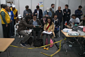 Advogados e observadores participam da apura&ccedil;&atilde;o dos votos em Corferias, o maior centro de vota&ccedil;&atilde;o da Col&ocirc;mbia