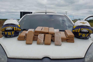 Casal &eacute; detido com quase 24kg de maconha em compartimento secreto de carro no Agreste de Pernambuco
