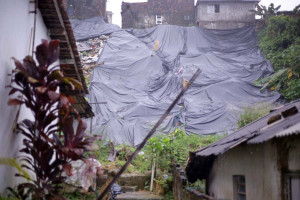 Barreira localizada na Rua 8 de Maio preocupa moradores de Olinda em dias chuvosos