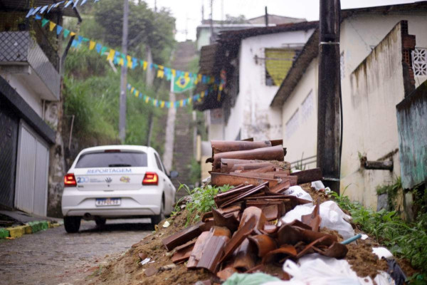 Barreira localizada na Rua 8 de Maio preocupa moradores de Olinda em dias chuvosos (Foto: Mauricio Ferry/DP Foto)