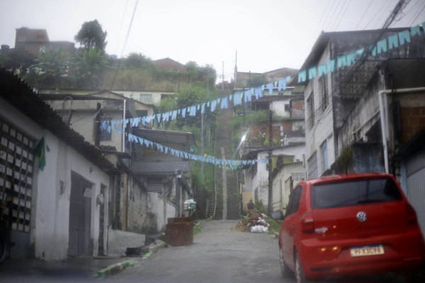 Barreira localizada na Rua 8 de Maio preocupa moradores de Olinda em dias chuvosos (Foto: Mauricio Ferry/DP Foto)