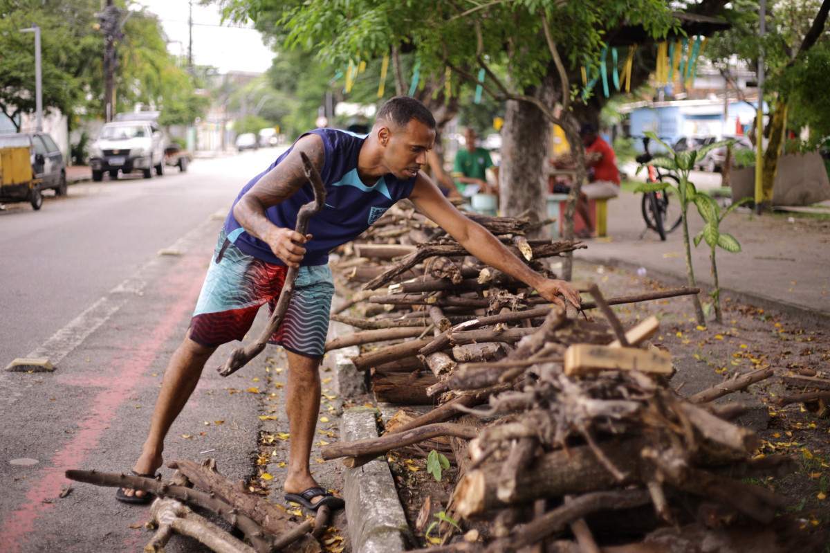 venda de fogueiras Rua Frei Casemiro Bairro de Sto Amaro/ Bruno de Souza Tavares, de 23 anos (Foto: Mauricio Ferry / DP)