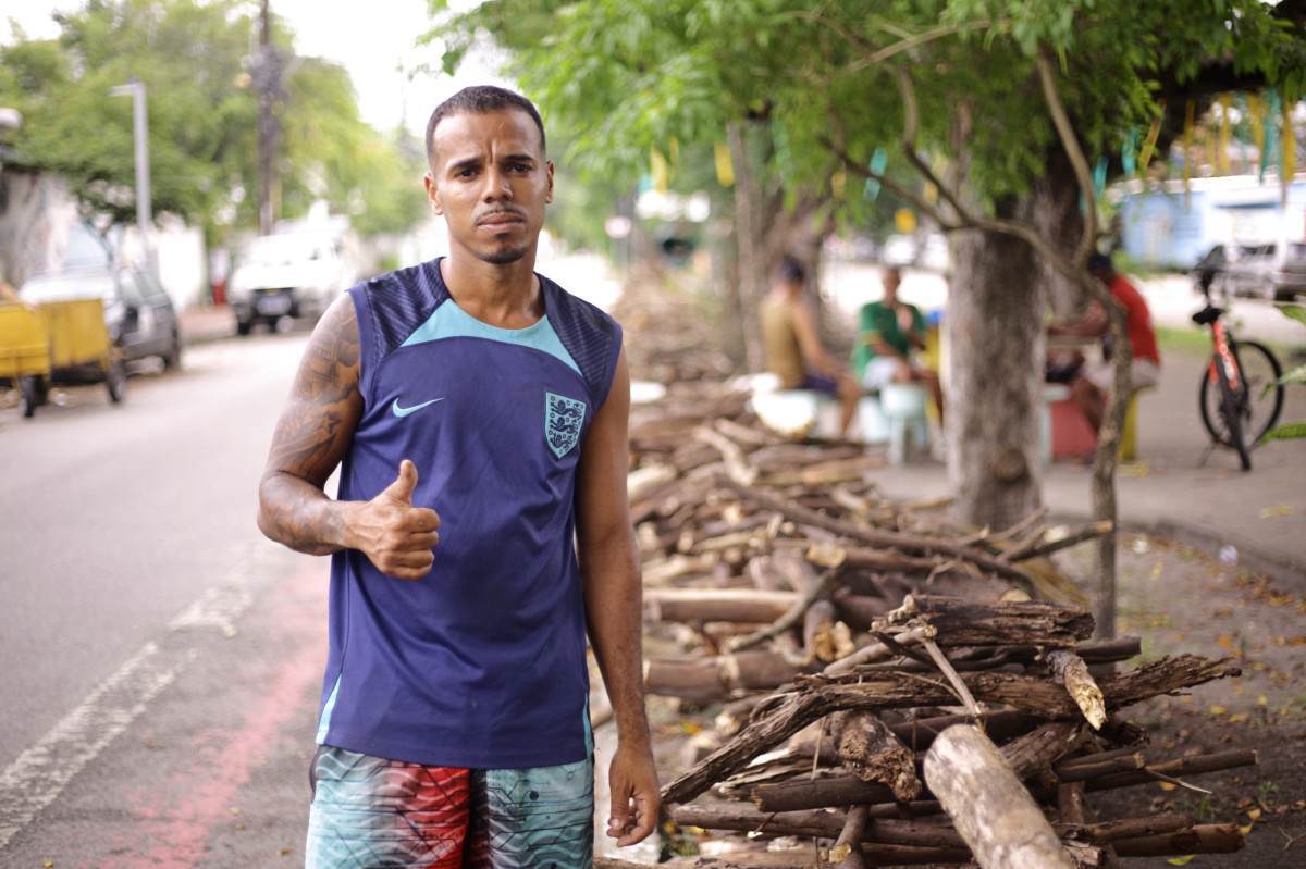 venda de fogueiras Rua Frei Casemiro Bairro de Sto Amaro/ Bruno de Souza Tavares, de 23 anos (Foto: Mauricio Ferry / DP)