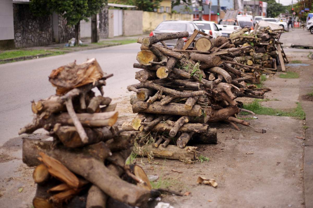 veda de fogueiras Rua da Lama Bairro do Cordeiro (Foto: Mauricio Ferry/DP Foto)