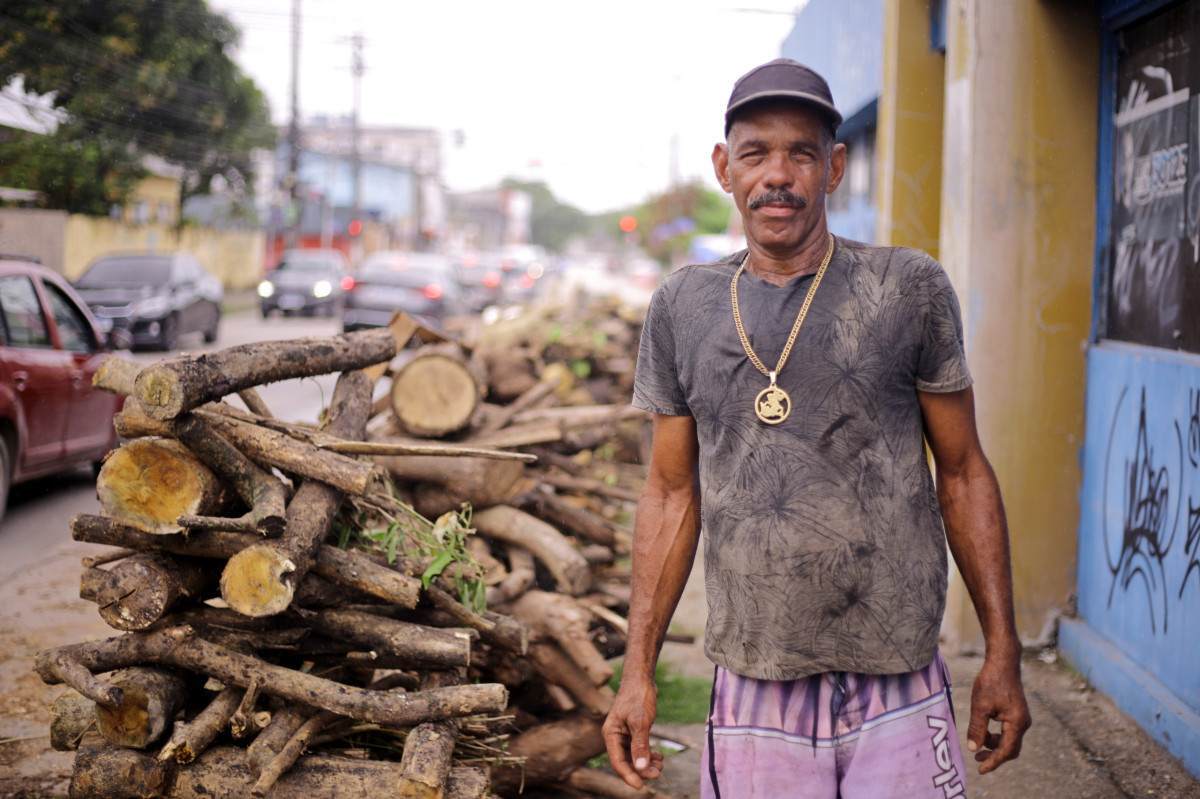 veda de fogueiras Rua da Lama Bairro do Cordeiro/ Edivaldo Silva, de 54 anos (Foto: Mauricio Ferry/DP Foto)