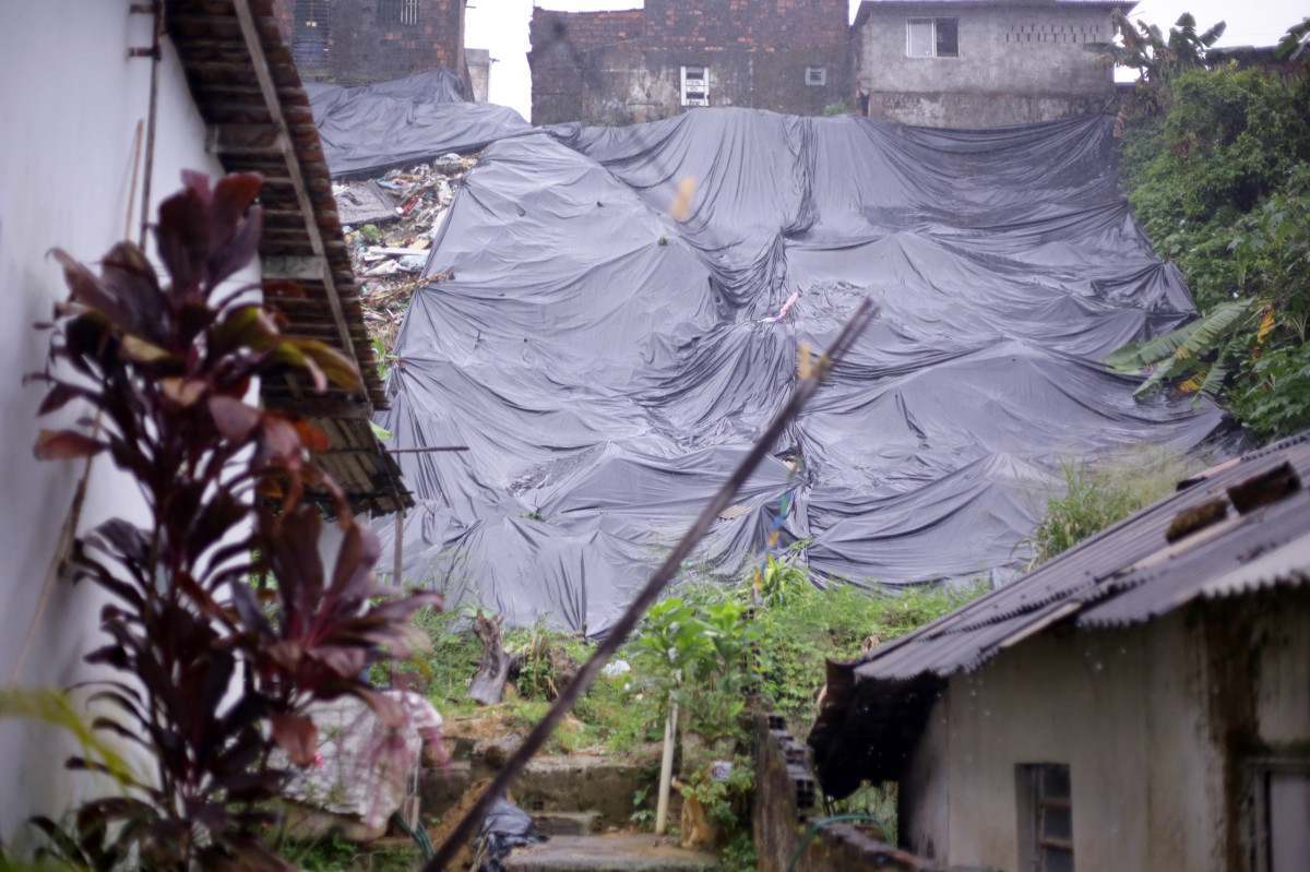 Barreira localizada na Rua 8 de Maio preocupa moradores de Olinda em dias chuvosos/Foto: Mauricio Ferry/DP Foto