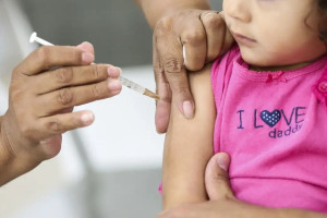 Crian&ccedil;as menores de 5 anos que n&atilde;o completaram o esquema vacinal j&aacute; podem ser vacinadas pelo SUS