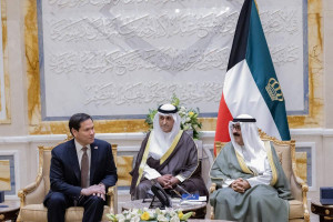 Foto mostra o Emir do Kuwait, Sheikh Meshal al-Ahmad al-Jaber al-Sabah (&agrave; direita), recebendo o Secret&aacute;rio de Estado dos EUA, Marco Rubio, no Pal&aacute;cio Bayan, na Cidade do Kuwait