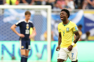 Vin&iacute;cius J&uacute;nior celebra primeiro gol do Brasil contra a Esc&oacute;cia.   