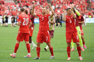 Copa 2026: Su&iacute;&ccedil;a e Canad&aacute; avan&ccedil;am, e Grupo B conhece sua classifica&ccedil;&atilde;o final