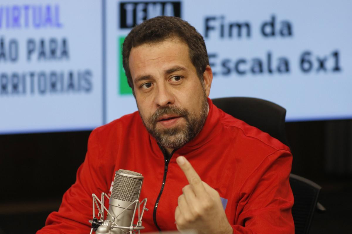 O ministro da Secretaria-Geral da Presidência da República, Guilherme Boulos, fala sobre escala 6x1 durante live na Rádio Brasil/Bruno Peres/Agência Brasil