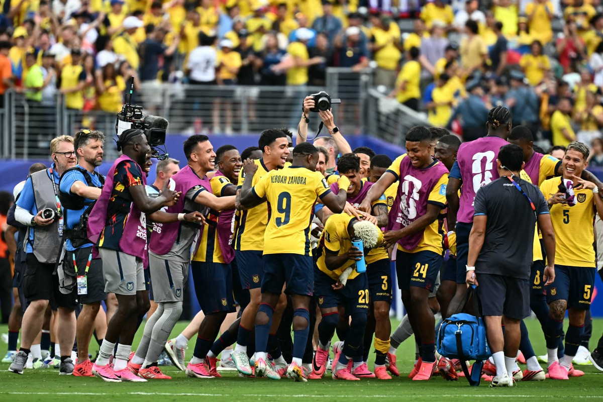 Elenco do Equador comemorando vitória sobre a Alemanha na Copa do Mundo 2026/ Jewel SAMAD / AFP