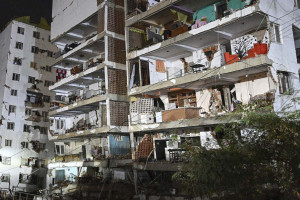 Pr&eacute;dio danificado ap&oacute;s um terremoto em Catia La Mar, no estado de La Guaira