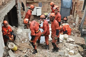 Equipes do Corpo de Bombeiros trabalham no local