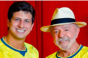 Jo&atilde;o Campos e Lula ap&oacute;s o jogo da Sele&ccedil;&atilde;o Brasileira contra a Esc&oacute;cia