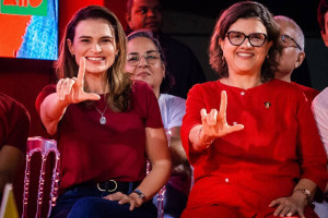 Mar&iacute;lia Arraes (PDT) ao lado da senadora Teresa Leit&atilde;o (PT)