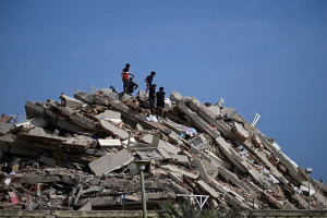 Buscas por v&iacute;timas de terremotos em Catia La Mar, na Venezuela