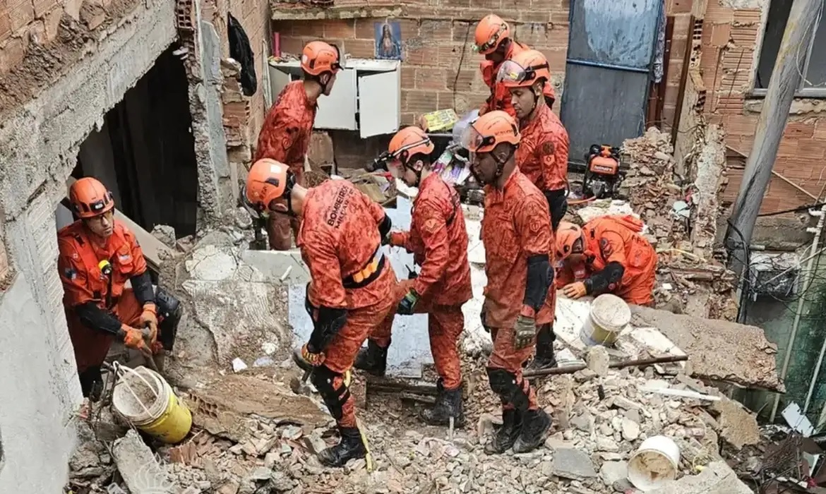 Equipes do Corpo de Bombeiros trabalham no local/CORPODEBOMBEIROS-RJ