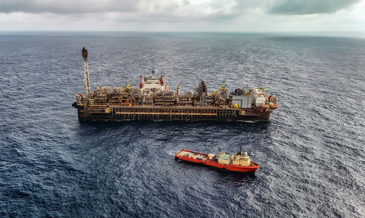 Extração de petróleo e gás natural/Rafa Neddermeyer/Agência Brasil