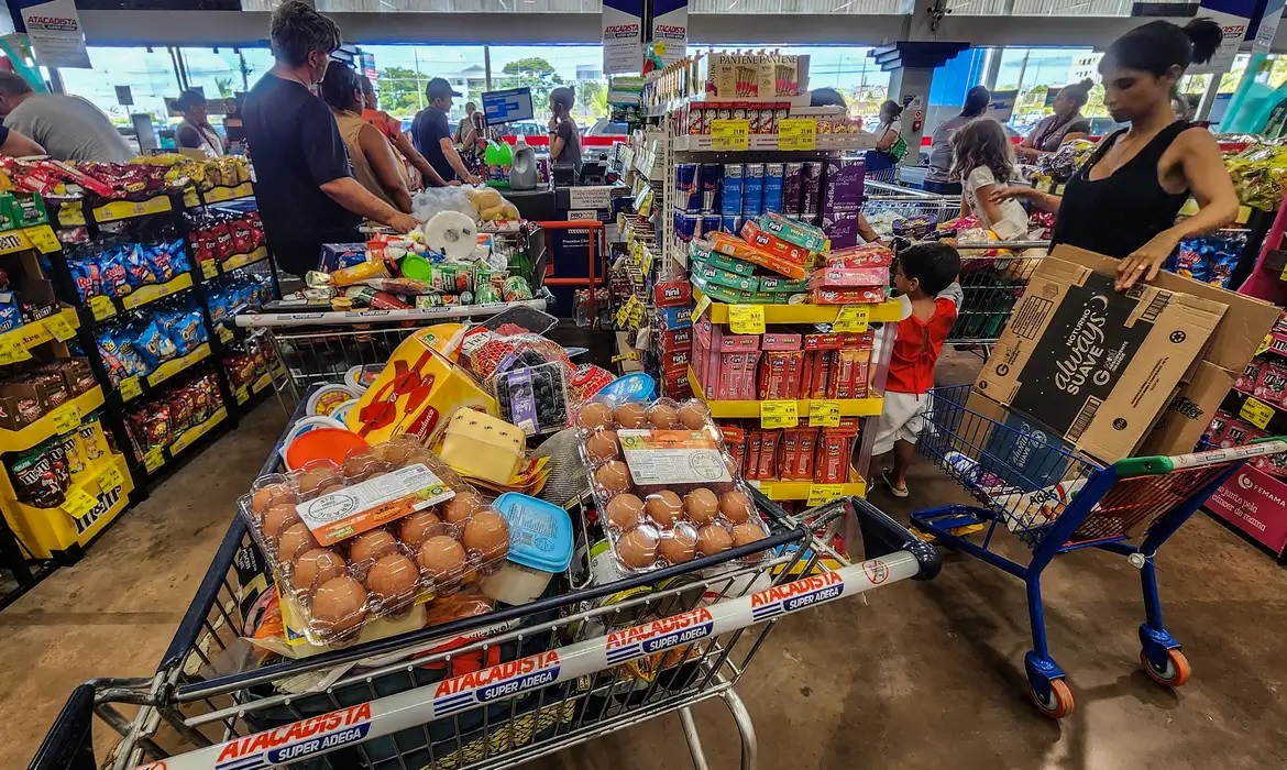 Em junho, a alta média dos alimentos e bebidas e da habitação responderam por dois terços do IPCA-15/RAFA NEDDERMEYER/AGÊNCIA BRASIL