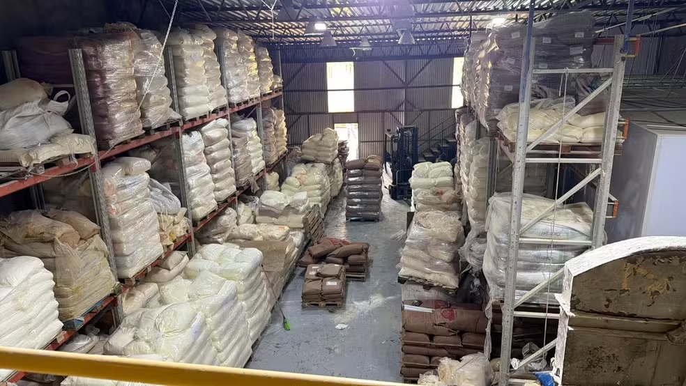 Os policiais apreenderam diversos paletes de mercadorias, rolos de etiquetas adulteradas e embalagens novas /Foto: Polícia Civil
