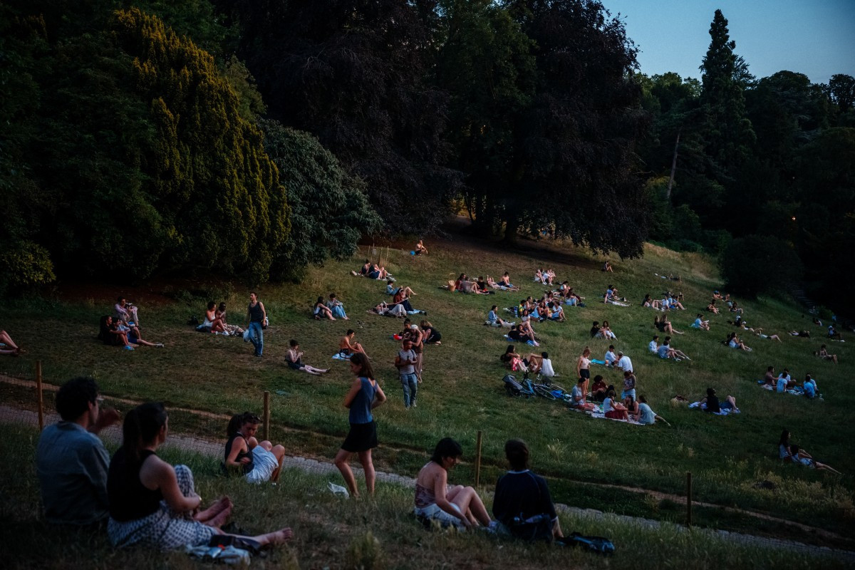 Centenas de parisienses refugiaram-se no Parc des Buttes-Chaumont / AFP