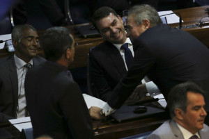 Renan Calheiros e Flavio Bolsonaro conversam no plen&aacute;rio do Senado Federal